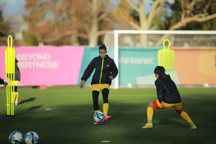 Đội tuyển nữ Việt Nam nghỉ ngơi ở khách sạn vài giờ trước khi ra sân tập. Thầy trò HLV Mai Đức Chung không được tập trên sân Waikato mà chỉ được tham quan sân đấu này. Ban tổ chức muốn đảm bảo mặt cỏ có chất lượng tốt nhất để phục vụ trận đấu, do đó cả 2 đội tuyển đều không được tập trên sân chính.