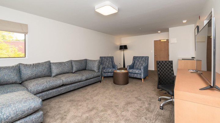 Khách sạn cũng cung cấp những phòng họp nhỏ, thuận tiện để ban huấn luyện làm việc, trao đổi.