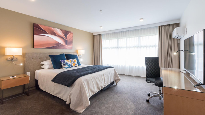 Khách sạn có 147 phòng nghỉ, sở hữu nội thất đơn giản nhưng vẫn đủ sang trọng và đẹp mắt.