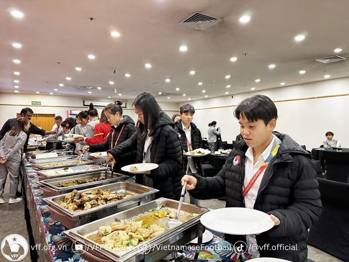 Sau khi đến nơi, toàn đội nhanh chóng được đón tiếp và sử dụng bữa trưa, nạp năng lượng sẵn sàng cho buổi tập chiều 26/7.