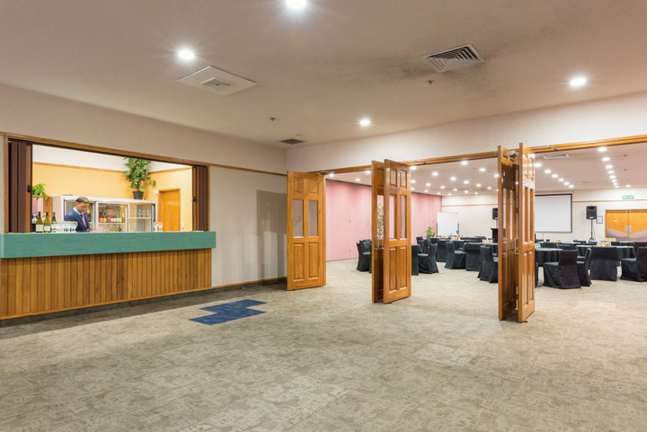 Phòng họp lớn được trang bị đầy đủ máy chiếu và màn hình lớn phục vụ cho các buổi họp tập thể của đội tuyển nữ Việt Nam.