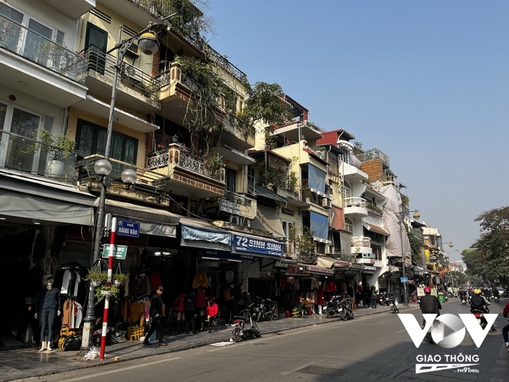 Mỗi khi du khách tới Hà Nội đều muốn tìm đến phố cổ như một cách để hiểu về cuộc sống và không gian sinh hoạt của người dân bản địa. Thế nhưng giờ đây, rất khó để định nghĩa được bộ mặt của Thủ đô - cụ thể là kiến trúc được quy hoạch theo phong cách nào?
