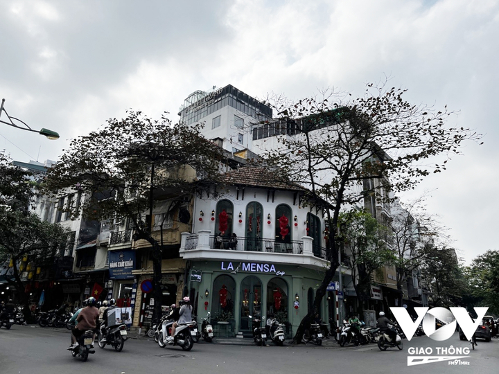 Ở Hà Nội, có lẽ những căn nhà lâu nhất đều được xây dựng từ thời Pháp thuộc. Lâu dần thì người ta cho đó là kiến trúc đặc trưng và là niềm tự hào của người Hà Nội. Xét về một khía cạnh nào đó, điều này là đúng, khi những công trình này đều được các kiến trúc sư thời đó nghiên cứu rất kỹ lưỡng về văn hoá bản địa, thời tiết khí hậu, kiến trúc cũ bản địa để cho ra đời những công trình rất phù hợp với không gian sống của đất kinh thành xưa. Rồi lâu dần, nó trở thành một phần gắn bó với văn hoá, lối sống và là biểu tượng của kiến trúc Thủ đô.