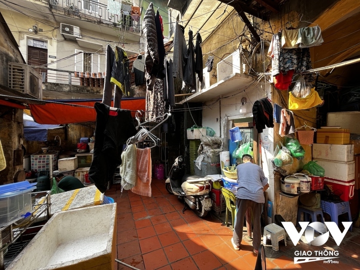 Thế rồi qua thời gian, với đủ lý do, những không gian sống vốn thoáng đãng của những ngôi biệt thự đẹp đẽ dần bị chia năm, xẻ bảy từ bên trong; biến thành những khu ổ chuột khiến người ngoài khó có thể tưởng tượng nổi.