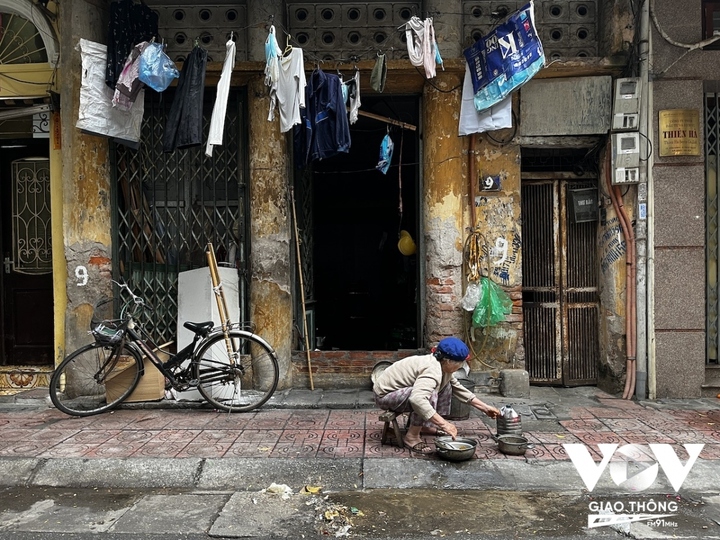 Nhưng vì là thuộc không gian phố cổ, cần phải "bảo tồn" nên những căn nhà đó không được phép sửa chữa; hoặc nếu được phép thì người dân cũng không đủ điều kiện để sửa theo những quy định nghiêm ngặt về bảo tồn của thành phố. Nên dần xuống cấp và trở thành nỗi ám ảnh, cực hình cho những người sống trong nó.