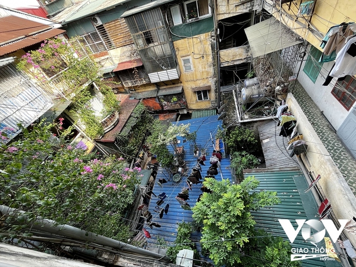 Một không gian sống trong khu tập thể giữa phố cổ Hà Nội.