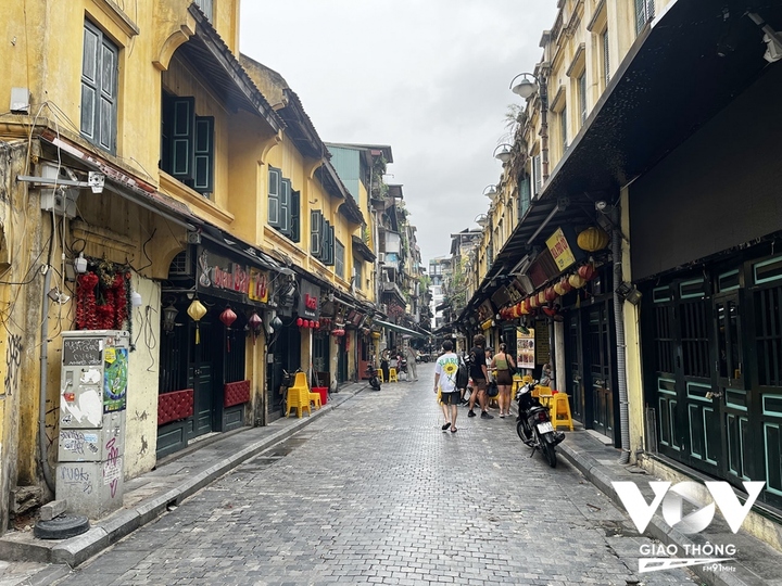 Hà Nội vẫn tự hào khi phố Tạ Hiện là con phố đầu tiên được tu sửa một cách đồng bộ để một phần phục vụ du lịch. Nhưng thực sự mỗi lần đi qua con phố này, không thể nói là có cảm giác đi dạo ở phố cổ Hà Nội quen thuộc, mà giống như ở Hội An, hay một khu phố nào đó ở ngoài nước...