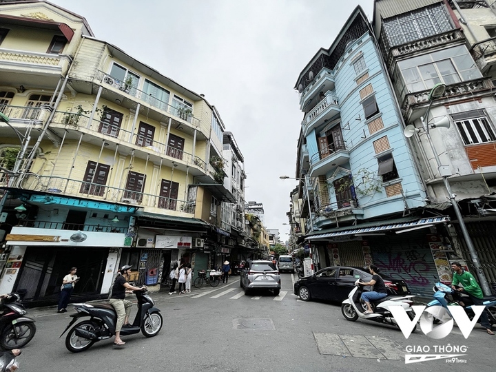 Một bên bảo tồn, một bên xây mới, với đủ thứ "phong cách" mạnh ai nấy làm khiến bộ mặt kiến trúc Thủ đô luôn cho cảm giác nhếch nhác, thiếu đi nét đặc trưng của riêng mình.