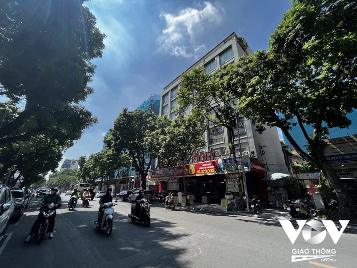 Những toà nhà hình hộp mọc lên ngày càng nhiều xung quanh Hồ Gươm.