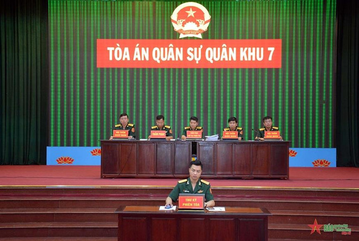 Phiên tòa xét xử công khai.