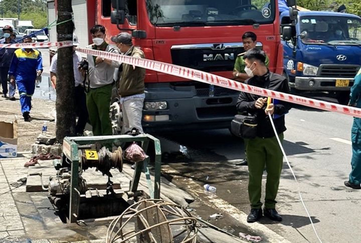 TP.HCM: 5 công nhân mắc kẹt khi dọn vệ sinh dưới cống thoát nước, 1 người tử vong - Ảnh 1.