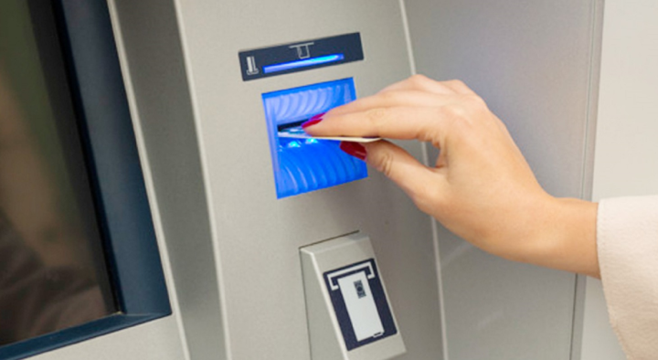 Một số cây ATM cho phép khách hàng nạp tiền vào thẻ trực tiếp của chính tài khoản ATM thuộc ngân hàng đó.