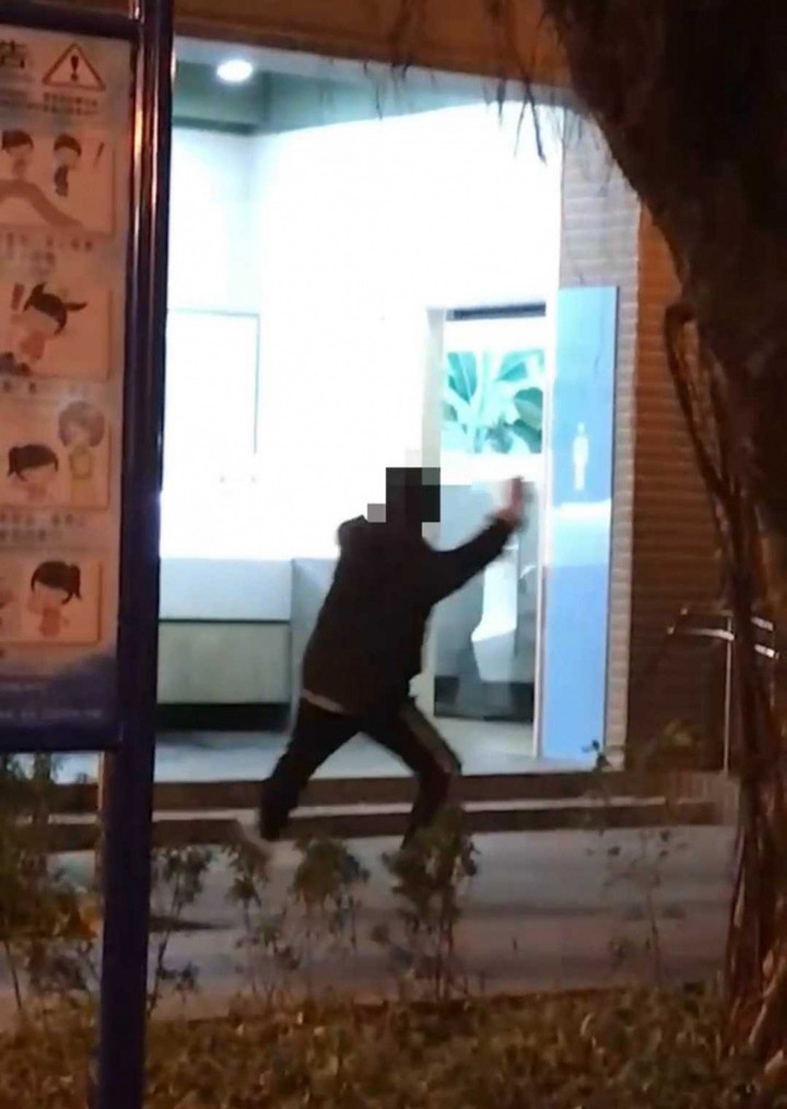 Xie Dan nhặt một hòn đá và ném vào nhà vệ sinh công cộng ở công viên, khiến những người qua đường sợ hãi.