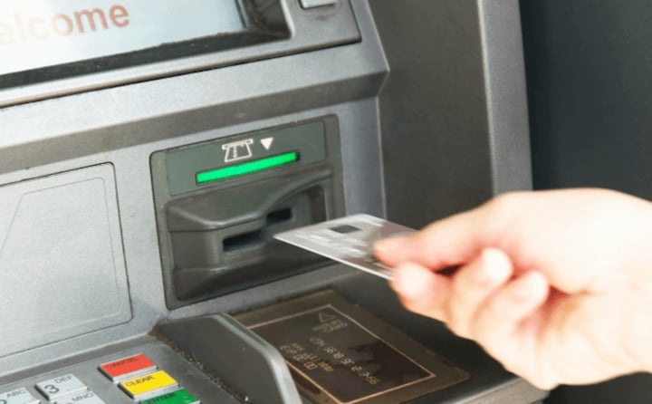 Thẻ ATM có thể bị nuốt trong nhiều trường hợp. (Ảnh minh họa)