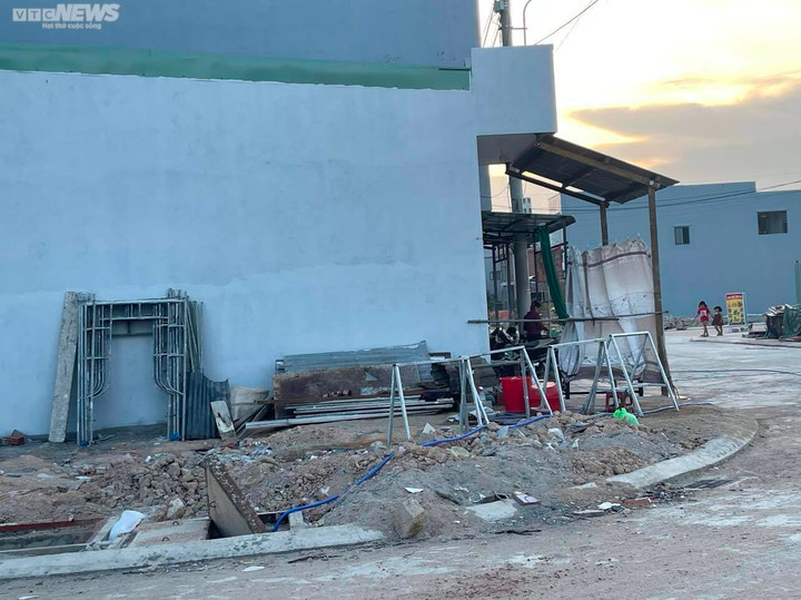 Không được đầu tư hệ thống nước sạch, người dân phải bắt những đường ống dẫn nước tạm bợ gây mất mỹ quan cho khu tái định cư.