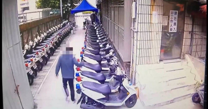 Camera giám sát ghi lại cảnh Tạ lao vào đồn cảnh sát, dùng dao phá xe máy của cảnh sát. Anh ta thực hiện hành vi này một cách khá trắng trợn.