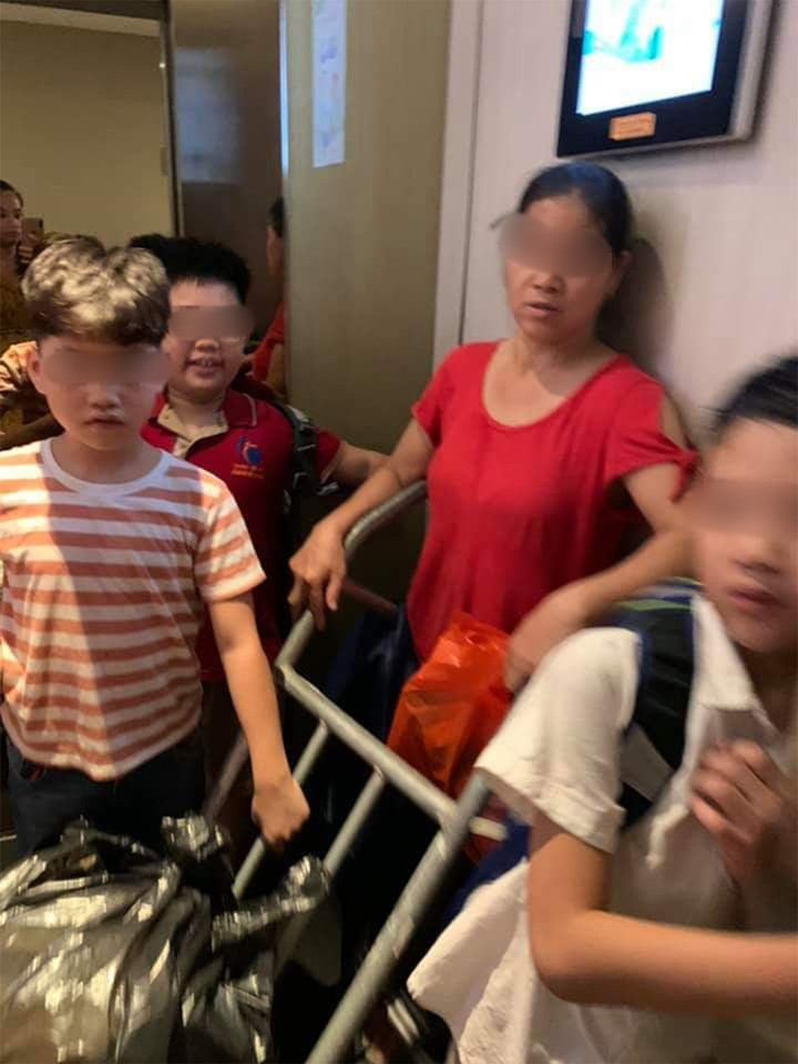 Thay vì sử dụng thang hàng riêng, người phụ nữ này đưa cả xe đẩy chở hàng khá cồng kềnh vào thang máy dành cho cư dân.