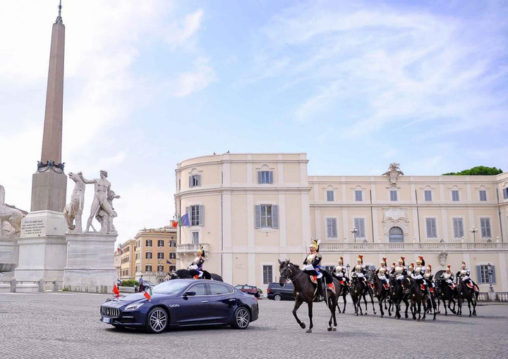 Từ Quảng trường Venizia, Đội kỵ binh danh dự Italy tháp tùng xe của Chủ tịch nước và Phu nhân đến Phủ Tổng thống.