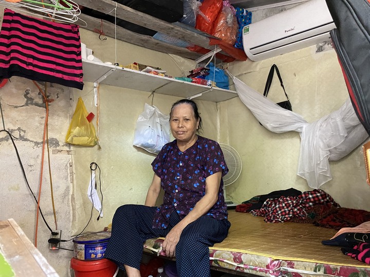 Dù có điều hoà nhưng bà Vinh không dám mở vì sợ tốn điện.