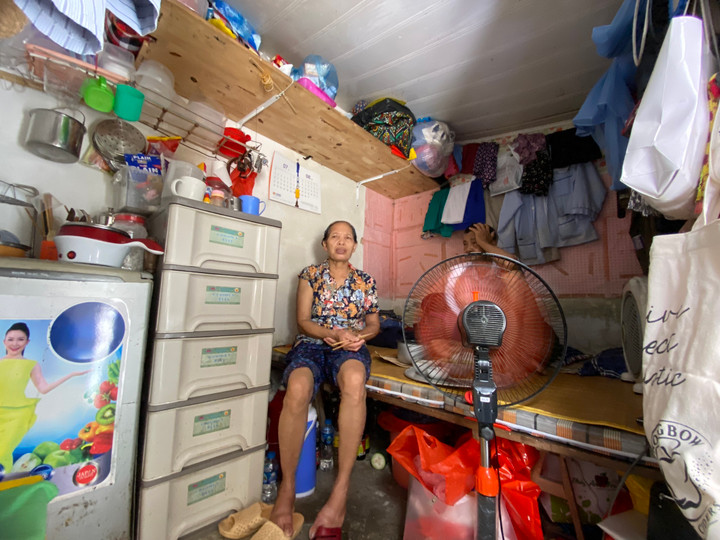 Thuê trọ chạy thận hơn 4 năm, vợ chồng ông Nguyễn Trọng Điều (71 tuổi) và bà Nguyễn Thị Tư (65 tuổi) quê Hà Nam ám ảnh mỗi khi hè đến. Trong căn phòng chỉ 6m2 đầy đồ đạc, chiếc quạt hoạt động hết công suất không làm vơi đi cảm giác oi bức. Mệt mỏi vì chạy thận, ông Điều còn khổ sở vì nắng nóng, nhiều hôm nóng quá không ăn, không ngủ được, bệnh càng trở nặng.