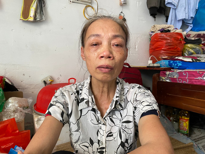 Bà Vân đến Hà Nội chăm con chạy thận được một năm. Hè đến nhiều hôm nắng nóng, con trai lọc máu về mệt mỏi, cộng thêm oi bức khiến cơ thể càng thêm ốm yếu. Những lúc như thế bà muốn tìm phòng trọ tốt một chút, có điều hoà cho con nằm, nhưng ngặt nỗi hai mẹ con đi viện không có thu nhập. Kinh tế gia đình phụ thuộc vào con dâu, ở nhà lại còn hai cháu nhỏ nên hai mẹ con đành cố gắng khắc phục bằng cách đắp khăn ướt lên người, hoặc ở lại viện đến khi trời mát mới về phòng.