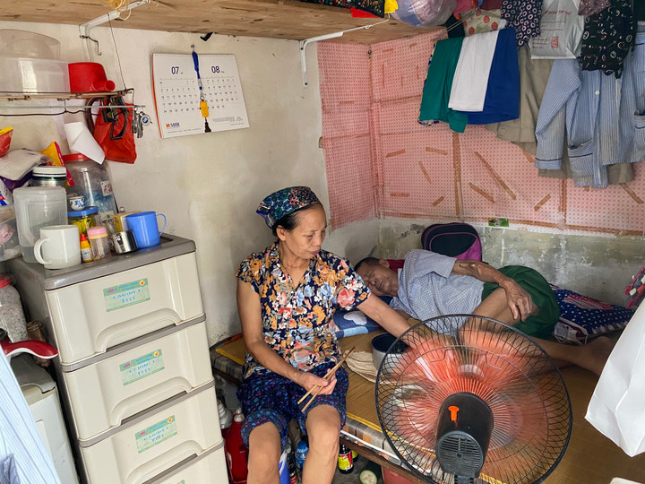 Thương chồng nhiều lúc bà Tư muốn lắp điều hoà cho ông dễ ngủ, nhưng ngặt nỗi chi phí chạy chữa cao. Giá phòng cùng điện nước, ăn uống tháng hết 5 triệu đồng, bà đành động viên ông cố gắng. Hôm nào trời nóng quá bà Tư nhúng khăn ướt, lau người cho ông Điền để hạ nhiệt.