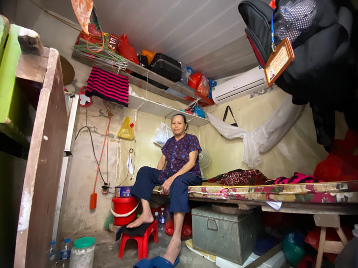 Cùng xóm với vợ chồng ông Điền, bà Hứa Thị Vinh (71 tuổi, quê Cao Bằng) được cho là "khá giả" nhất khi được con lắp cho chiếc điều hoà sau 5 năm chạy thận. Nhưng "chỉ khi nào nóng không chịu nổi" bà mới dám dùng 30 phút rồi tắt đi. Bà nói không dám bật điều hòa lâu sợ tốn kém, không có tiền chi trả.