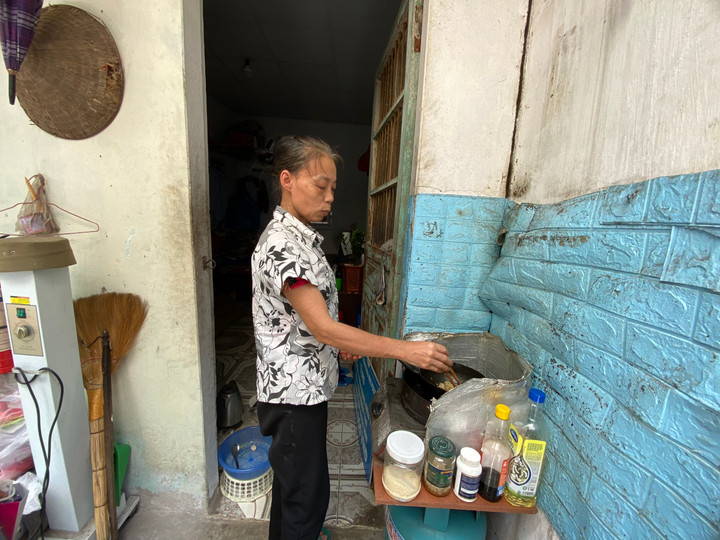 Cách chỗ bà Vinh trọ chừng 5m, bà Thế Thị Vân (58 tuổi, Ứng Hoà, Hà Nội) người đầm đìa mồ hôi đứng trong hành lang chật chội. Bà đang nấu cho con trai chút thức ăn để mang vào viện, cũng là để tránh nóng. "Điện trong phòng không dám bật vì sợ tốn kém", bà nói.