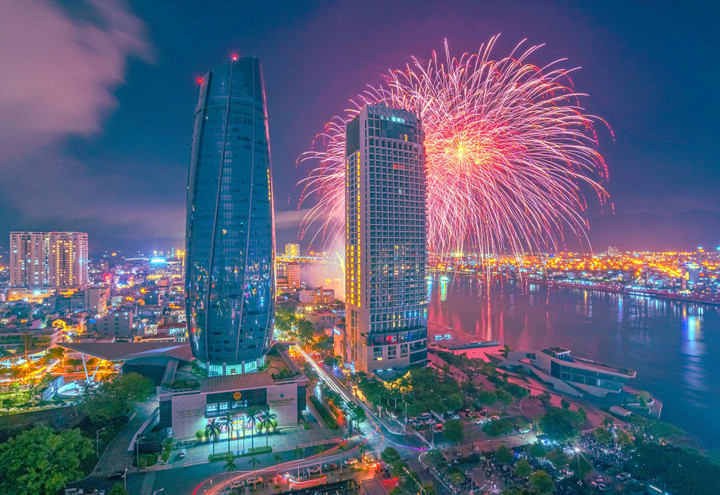 Khách sạn Novotel Danang Premier Han River bên sông Hàn.