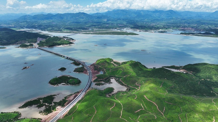 Cao tốc Vân Đồn - Móng Cái rút ngắn thời gian di chuyển Hà Nội - Móng Cái còn hơn 3 giờ đồng hồ, đem lại lực đẩy thép cho sự phát triển kinh tế xã hội của thành phố cửa khẩu.