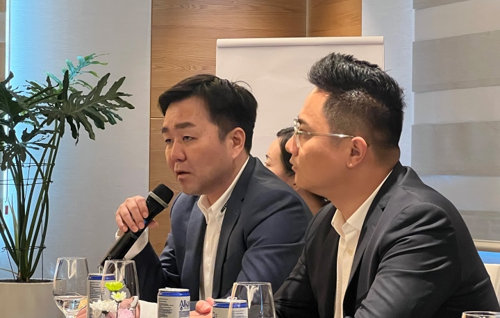 Ông Roger Lou (bên trái), Giám đốc Cấp cao khu vực Đông Nam Á của Alibaba.com.