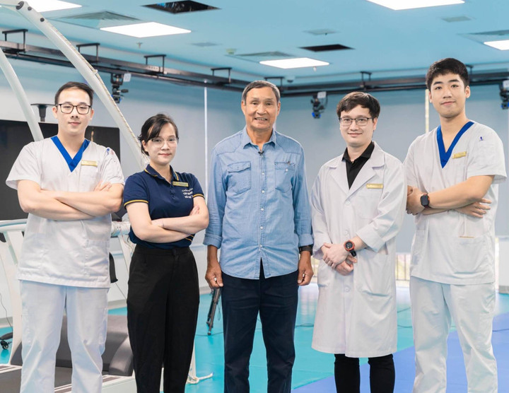 HLV Mai Đức Chung cùng ê kíp phòng phân tích vận động cho Y học thể thao.