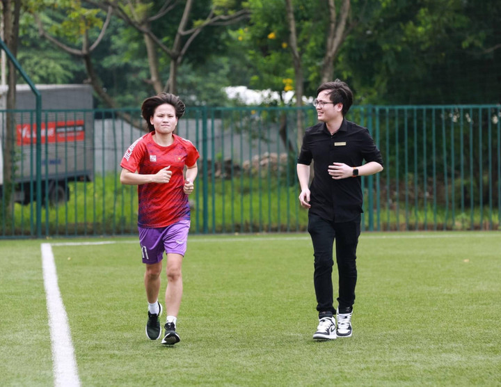 Thái Thị Thảo trong 1 lần ra sân kiểm tra cùng các bác sĩ.