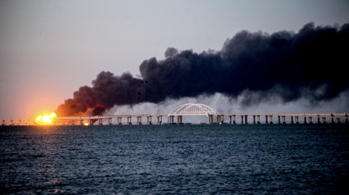 Cầu Crimea bốc cháy sau vụ nổ hồi tháng 10 năm ngoái. (Ảnh: Getty)