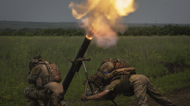 Binh sĩ Ukraine nổ súng về vị trí của quân Nga trên tiền tuyến ở vùng Zaporizhia. (Ảnh: AP)