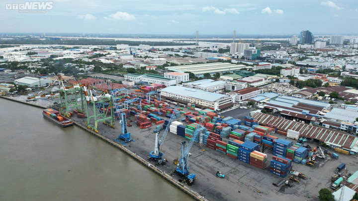 Phía còn lại của cầu Thủ Thiêm 4 là khu vực cảng Tân Thuận, hiện đây là cảng hàng hóa với nhiều tàu hàng ra vào. Xung quanh đó là khu vực nhà dân, xa ra phía ngoài là kết nối vào mạng lưới giao thông như đường Huỳnh Tấn Phát, đường Nguyễn Văn Linh.