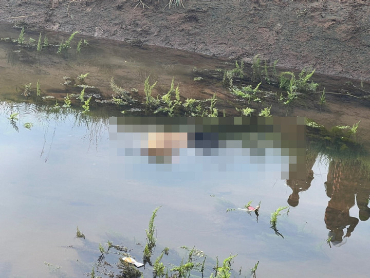 Thi thể nạn nhân nổi trên kênh dẫn nước. Ảnh: CTV