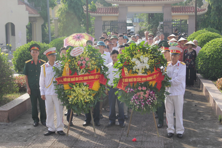 Chính quyền và nhân dân xã Liên Phương, huyện Thường Tín, Hà Nội đến dâng hương tại nghĩa trang liệt sĩ xã.