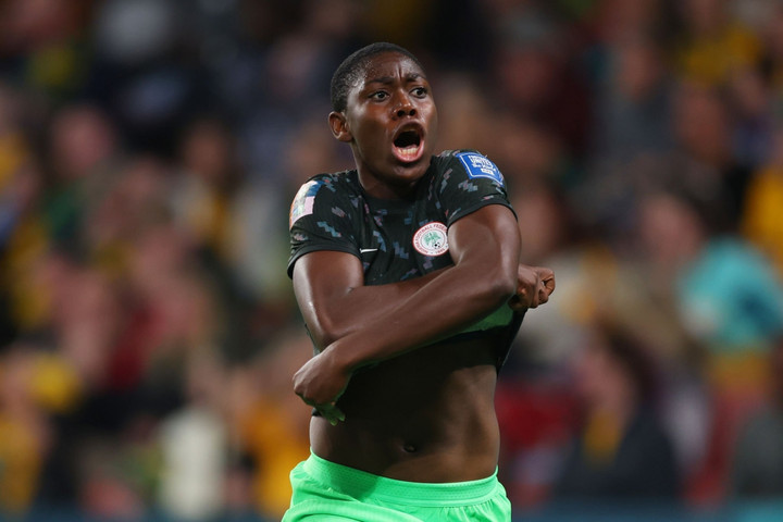 Oshoala cởi áo ăn mừng bàn thắng.