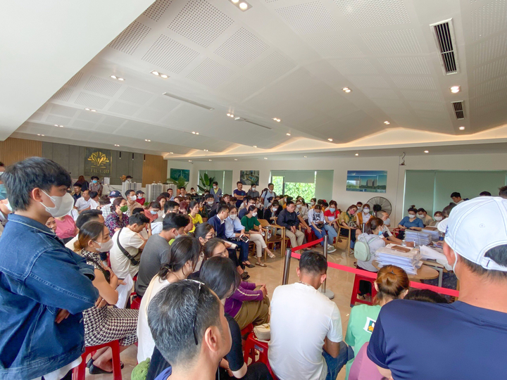 Người dân Đà Nẵng xếp hàng nộp hồ sơ tại dự án The Ori Garden.