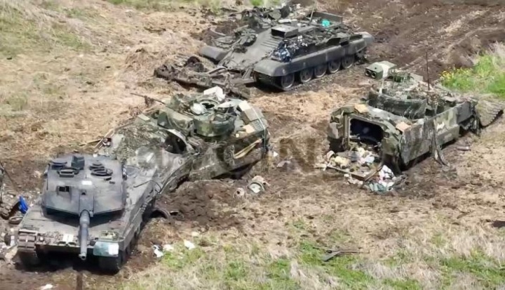 Một chiếc xe tăng Leopard bị phá hủy trên chiến trường