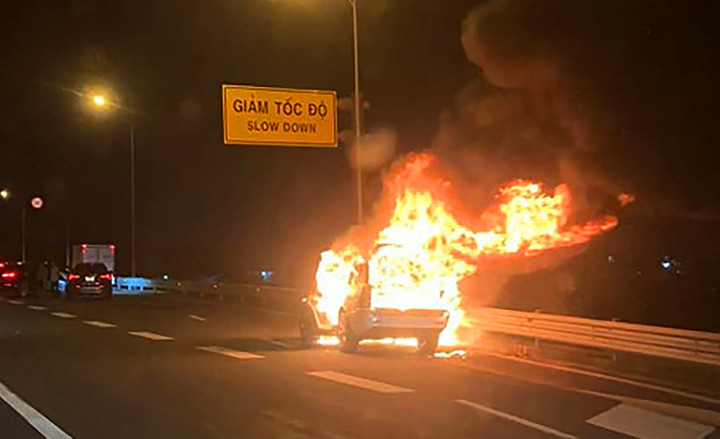 Xe Range Rover cháy ngùn ngụt trên cao tốc Hạ Long - Hải Phòng. (Ảnh: Fanpage Xe Quảng Ninh).