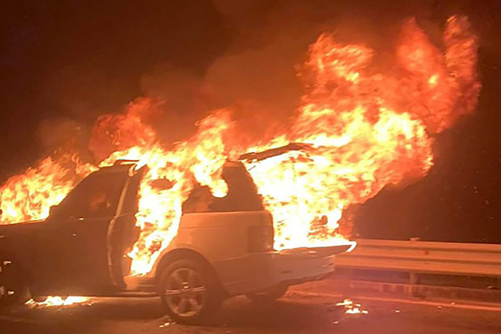 Tài xế kịp đỗ ô tô vào làn khẩn cấp để an toàn cho các phương tiện khác. (Ảnh: Fanpage Xe Quảng Ninh).