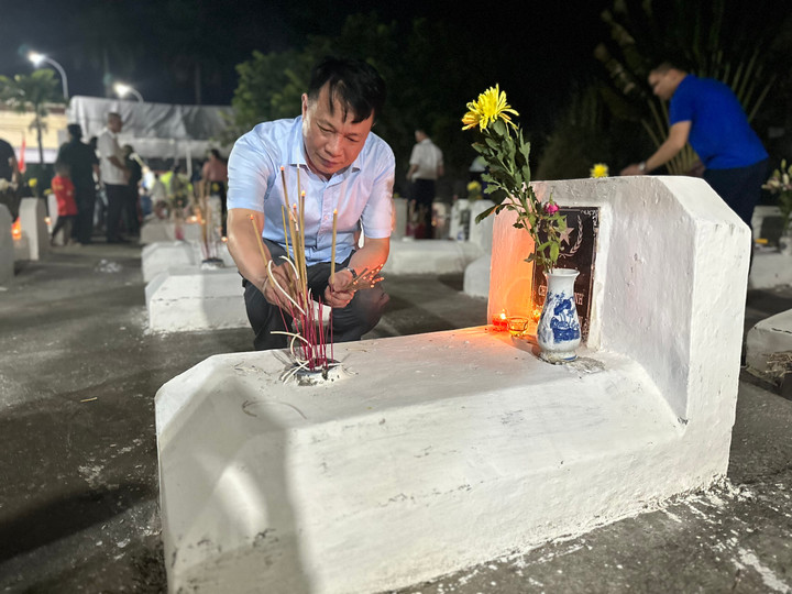 Ông Nguyễn Trọng Khiển, Phó Chủ tịch UBND huyện Thanh Oai thắp hương cho các phần mộ anh hùng liệt sỹ xã Đỗ Động.