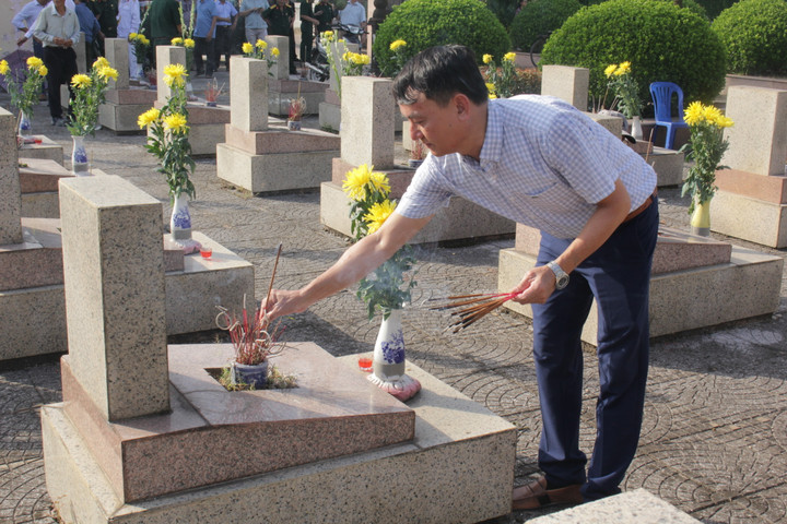 Ông Nguyễn Văn Hải, Chủ tịch UBND xã Liên Phương thắp hương tưởng nhớ các anh hùng liệt sỹ.