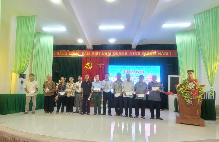 Ông Phan Cao Lạc, Chủ tịch UBND xã Nam Triều trao quà cho các thương binh, liệt sỹ người có công với cách mạng.