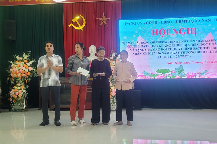 Ông Phùng Thế Dũng, Bí thư Đảng ủy xã Nam Triều trao sổ tiết kiệm cho các gia đình chính sách.