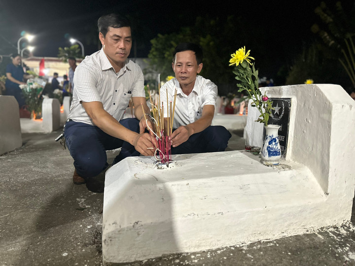 Ông Trần Văn Phấn, Bí thư Đảng ủy (bên phải) và ông Nguyễn Bá Huy, Chủ tịch UBND xã Đỗ Động (bên trái) thắp hương tưởng nhớ các anh hùng liệt sỹ.