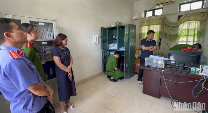 Lực lượng chức năng khám xét nơi làm việc của Hà Vân Anh.