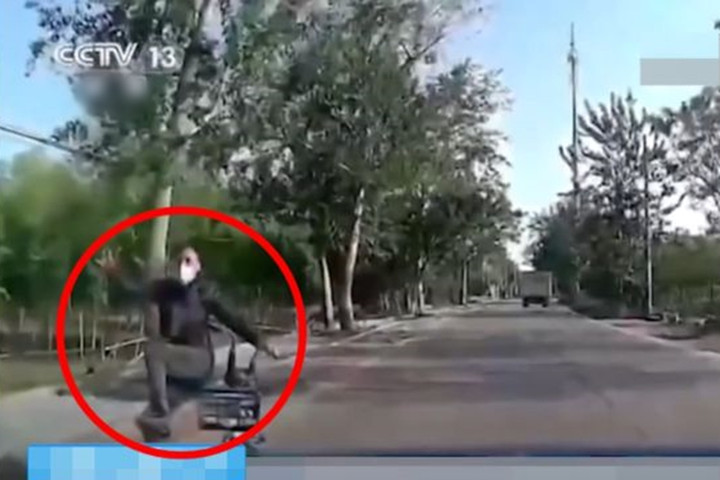 Người đàn ông mặc áo khoác bông giữa mùa hè hóa ra thuộc băng nhóm tội phạm chuyên ăn vạ, đòi bồi thường.